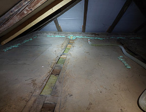 Zateplení stropu rodinného domu pomocí foukané izolace